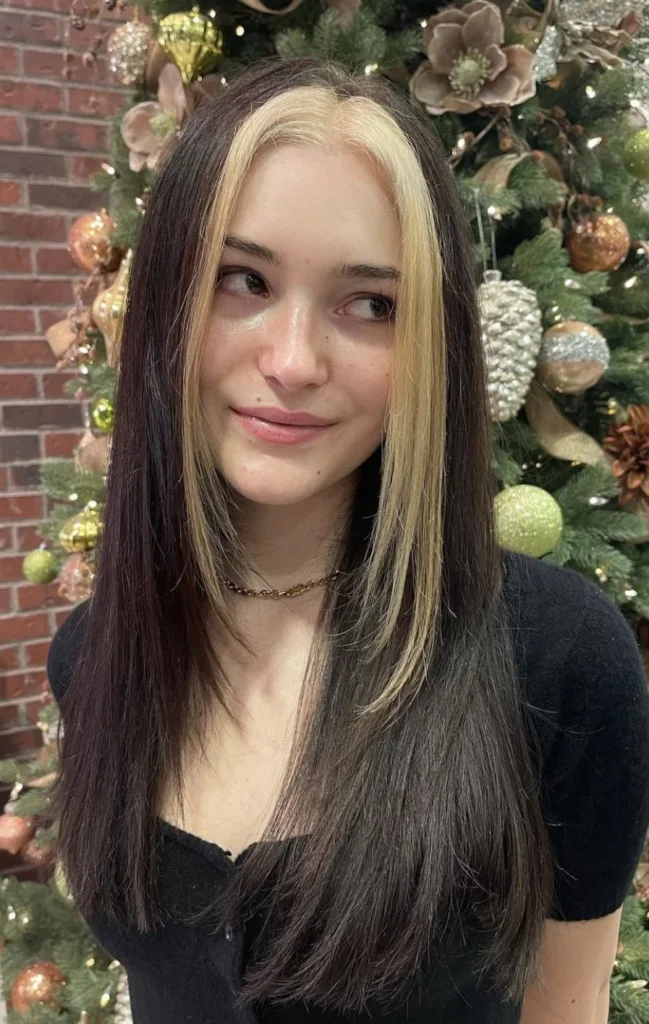 15 Hot Baddie Hairstyles Latina Straight hair Looks You Need 27 Straight Hair with Color Pop