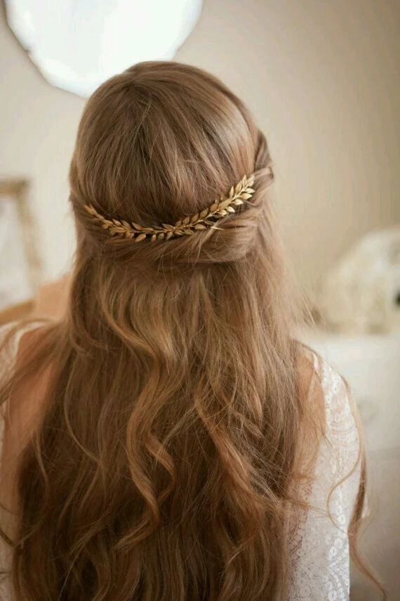 Loose Waves with Leaf Pins